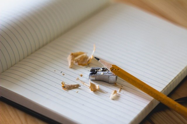 tužka, ořezávátko a zápisník