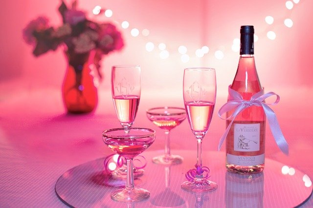 růžové víno a šampaňské