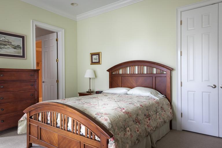 dřevěná postel v rustikálním stylu