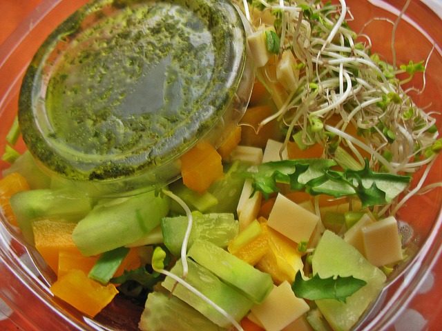 zdravý zeleninový salát s klíčky